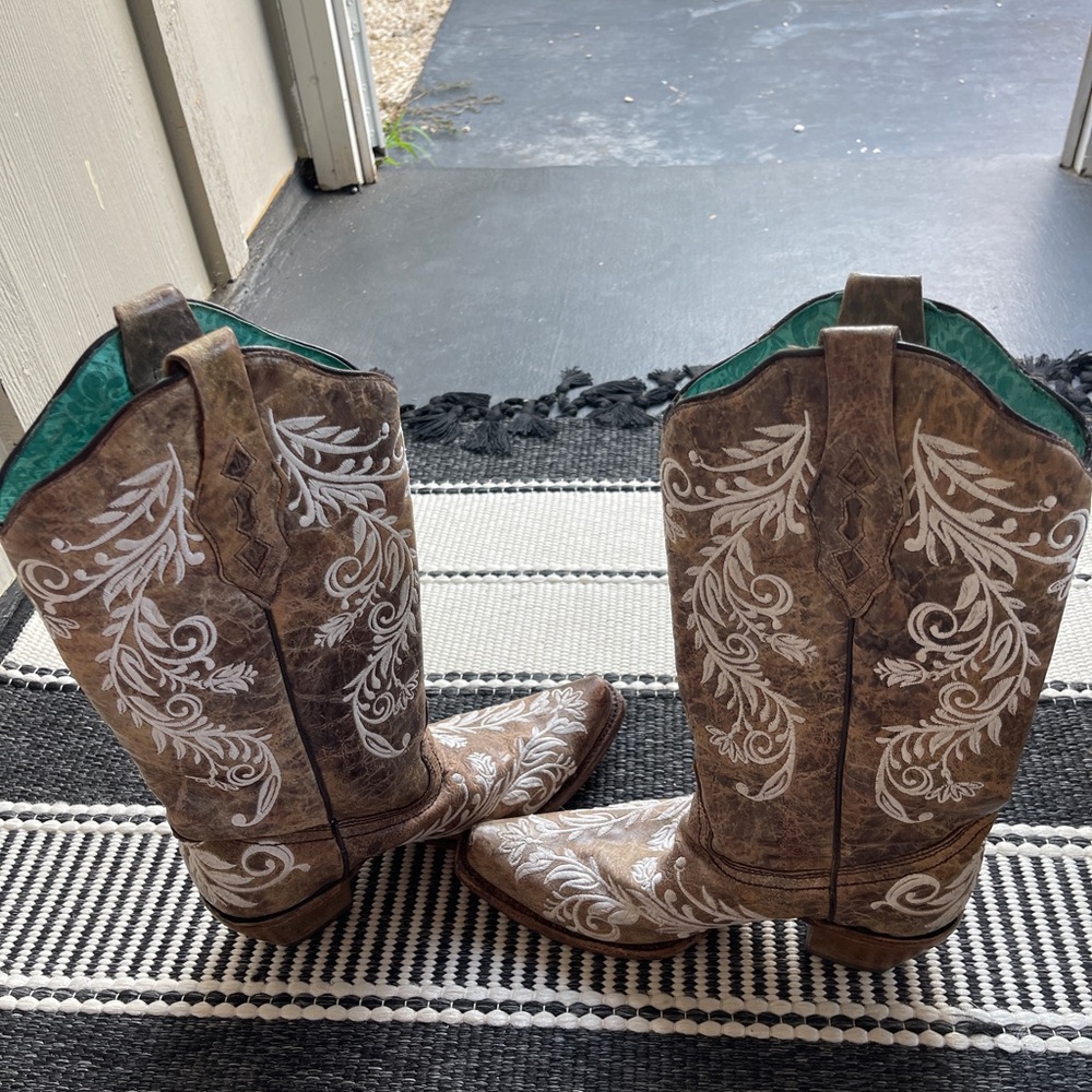 Corral Embroidered Cowboy Boots Size 8.5